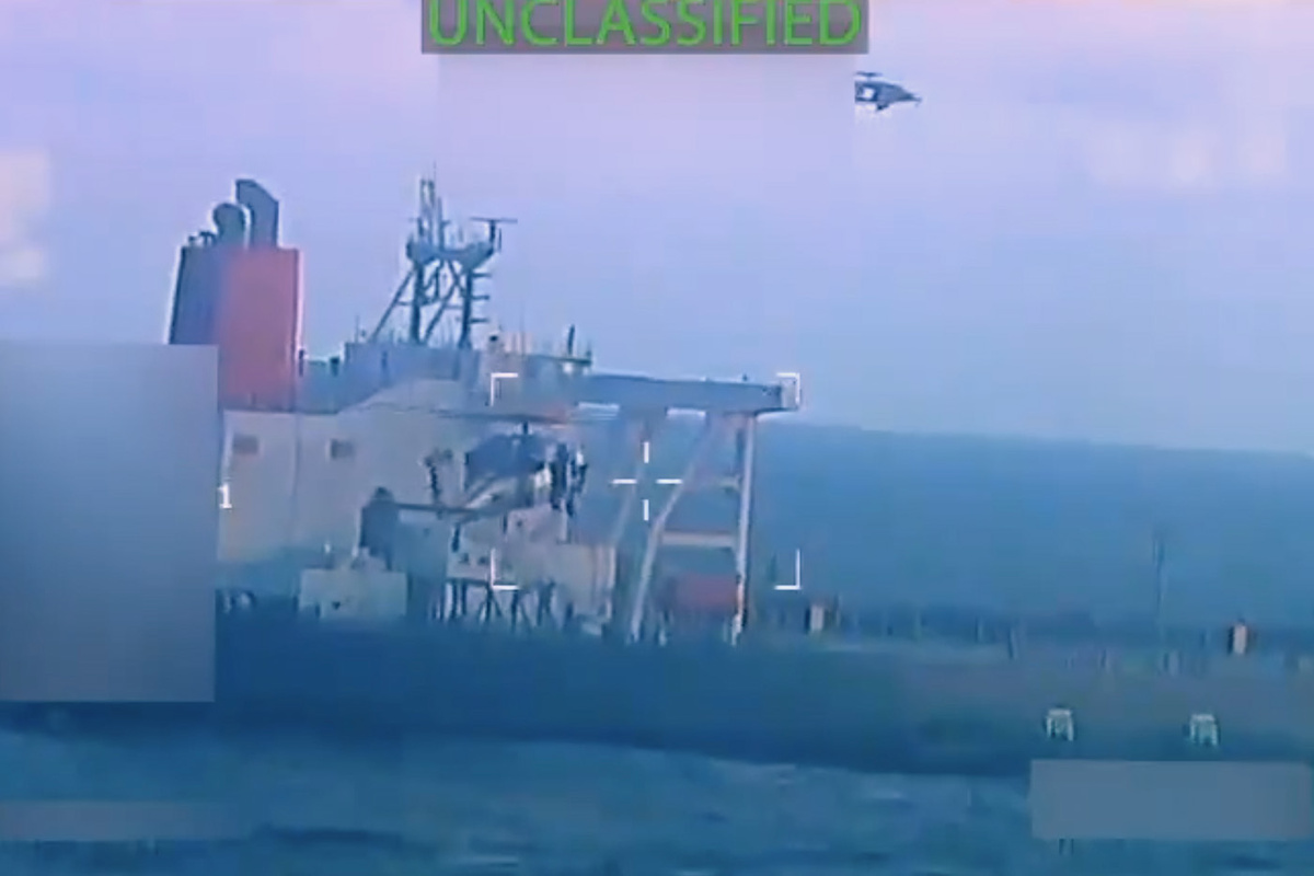   Кадр из видео, опубликованного на аккаунте генерального прокурора Пэм Бонди в X и частично отредактированного источником, показывает нефтяной танкер, захваченный американскими войсками у побережья Венесуэлы 10 декабря 2025 года.  
U.S. Attorney General’s Office / X / AP