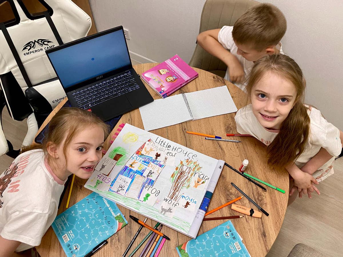 Внедрение творческих элементов на занятиях английского языка. Здесь мы посмотрели мультик "Теремок" на английском, нарисовали его (теремок, Little wooden house), и поселили туда всех животных из сказки.