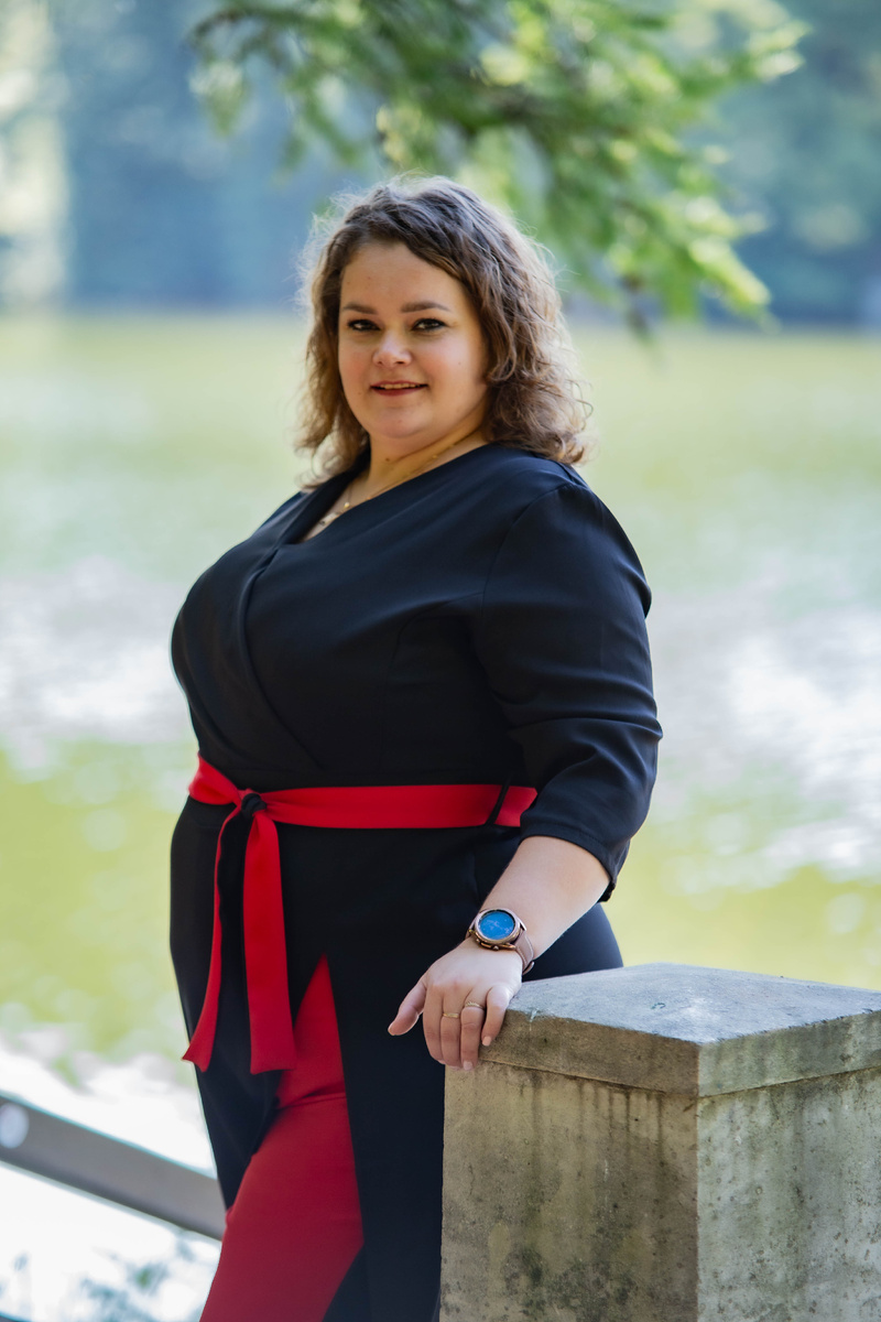 Этот кадр — прямое доказательство того самого доверия. Здесь нет желания спрятаться или втянуть живот. Есть осознанное, спокойное принятие себя, своей формы, своего стиля. Именно это внутреннее разрешение «быть собой» перед камерой и рождает портрет такой силы и достоинства.