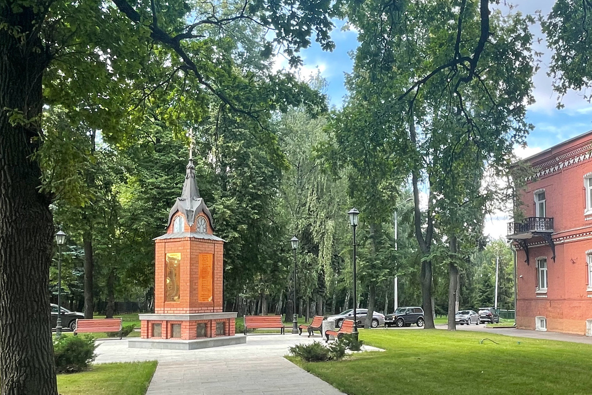 Имена 70 меценатов украшают памятную стелу в сквере больницы, а ещё 13 пожелали  остаться неизвестными