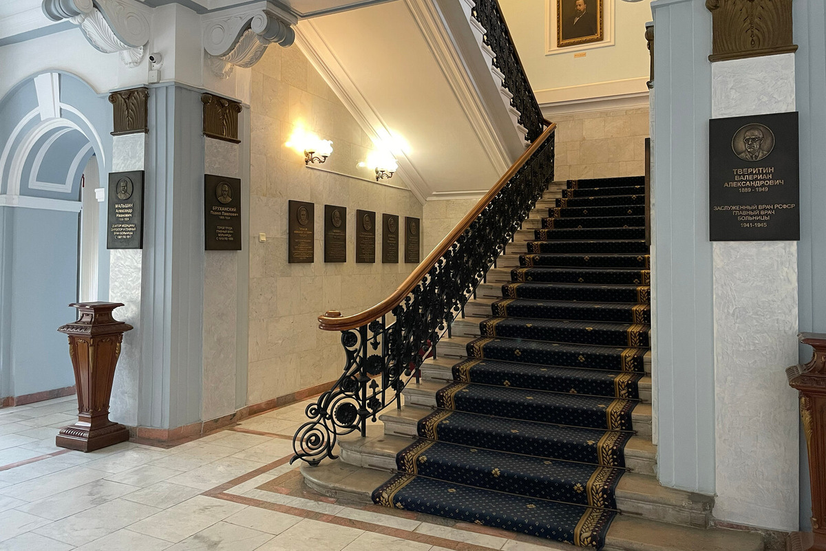 Стены холла на первом этаже украшают памятные таблички с портретами главврачей