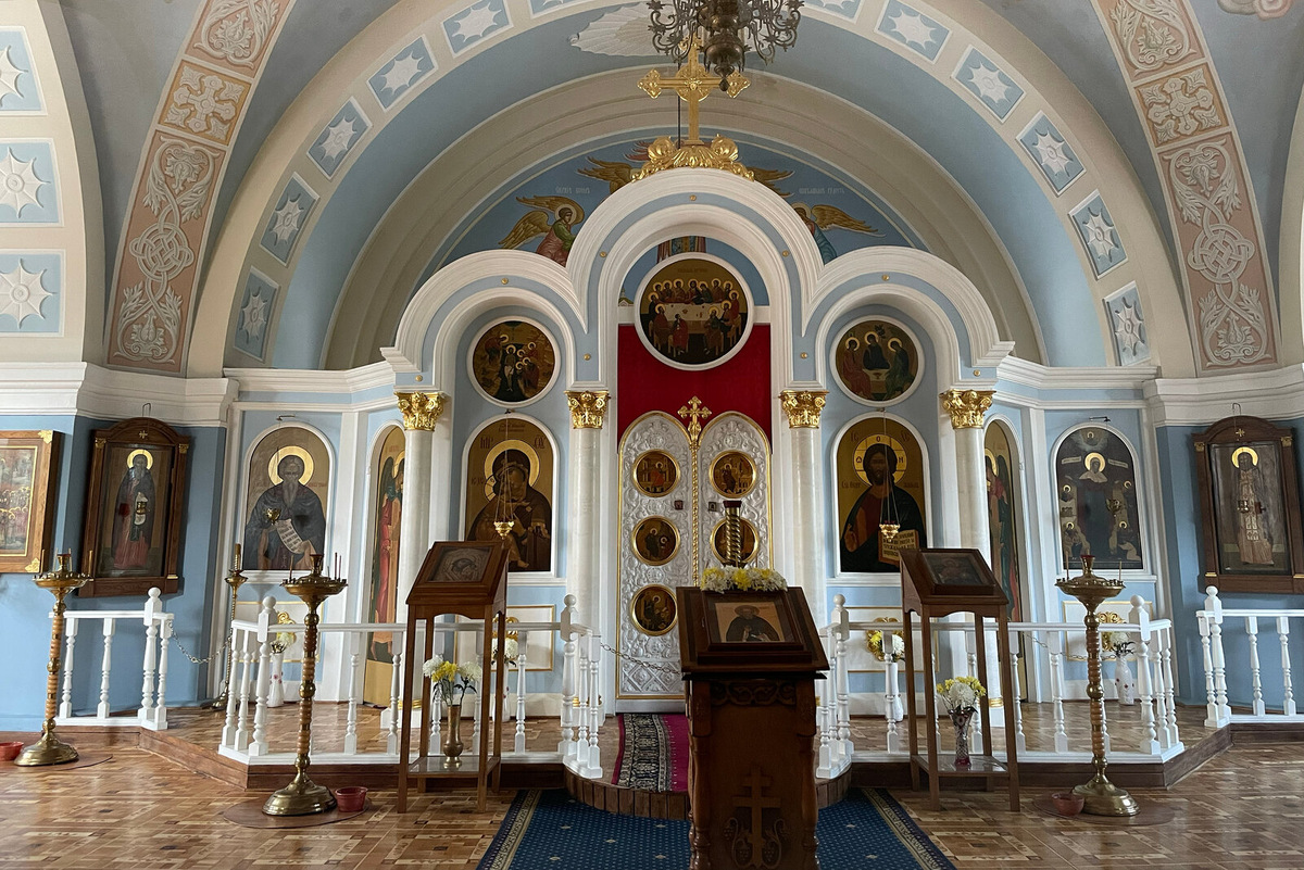 На втором этаже — церковь во имя иконы Божией Матери «Всех скорбящих радость», службы открыты и для пациентов, и для посетителей