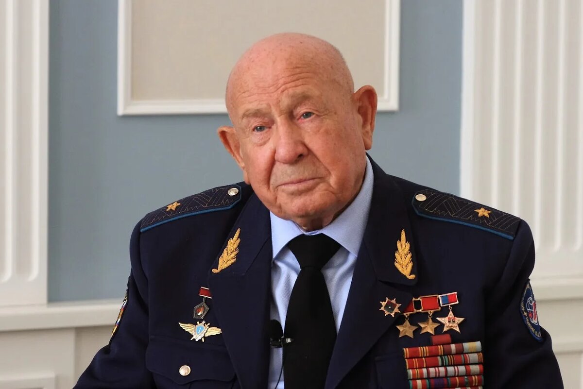 Алексей Леонов