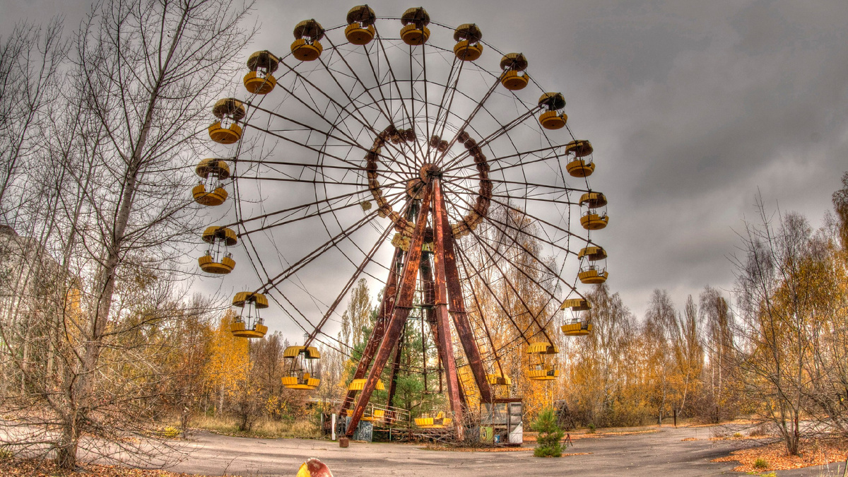Канонический вид на колесо обозрения в парке аттракционов Припяти. Это самый узнаваемый символ города.