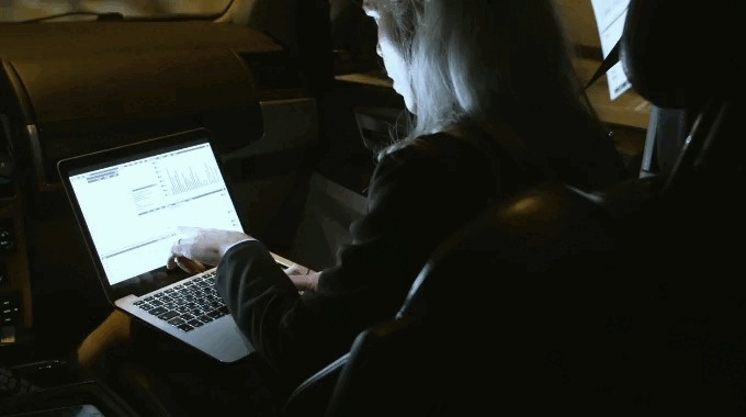 Как выбрать между онлайн-обменником и сервисом с офлайн-офисами для получения наличных