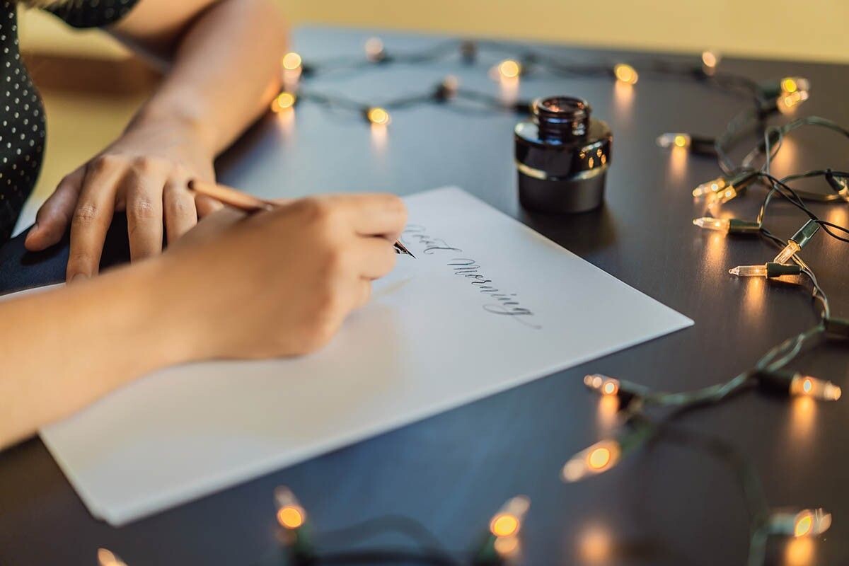 Красивый почерк — не дар, а навык. Источник: Elizaveta Galitckaia / Shutterstock / FOTODOM📷
