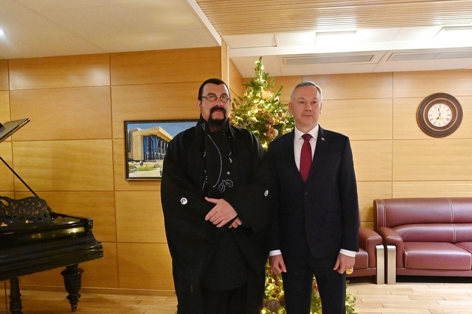    Андрей Травников пригласил гостя на спортивные мероприятия. Фото: правительство Новосибирской области