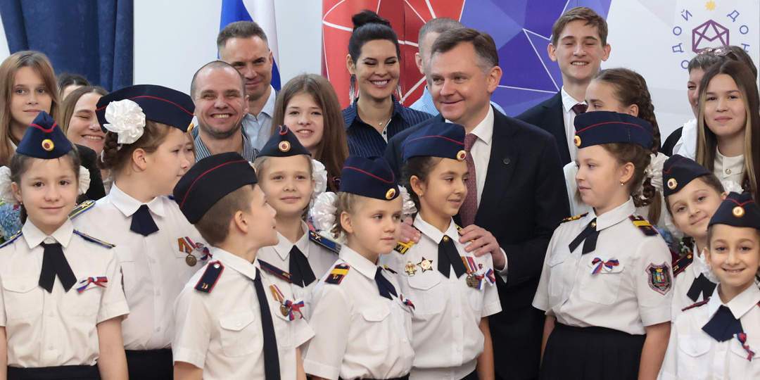 Губернатор Юрий Слюсарь вручил паспорта донской молодежи в День Конституции