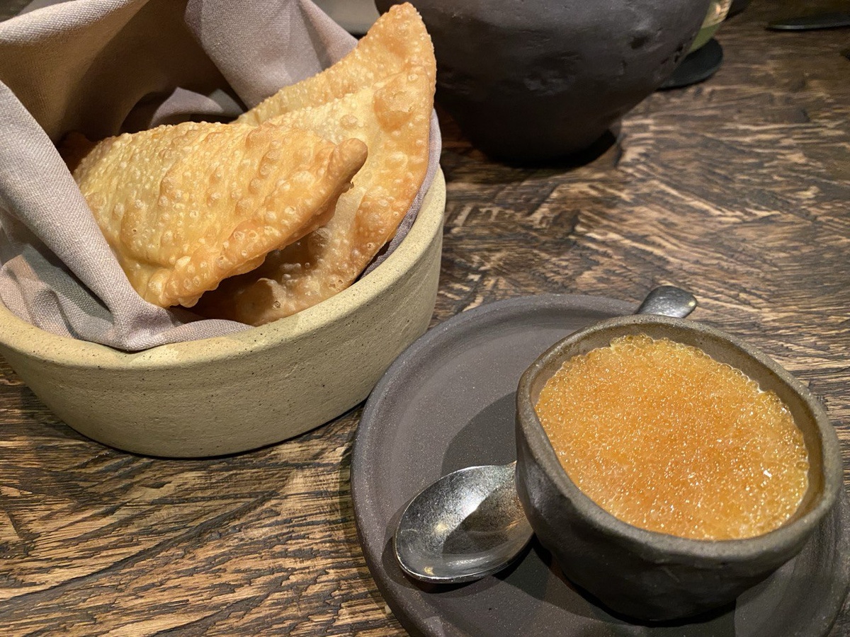 Мини-чебуречки с северными породами рыб со сметаной и икрой омуля