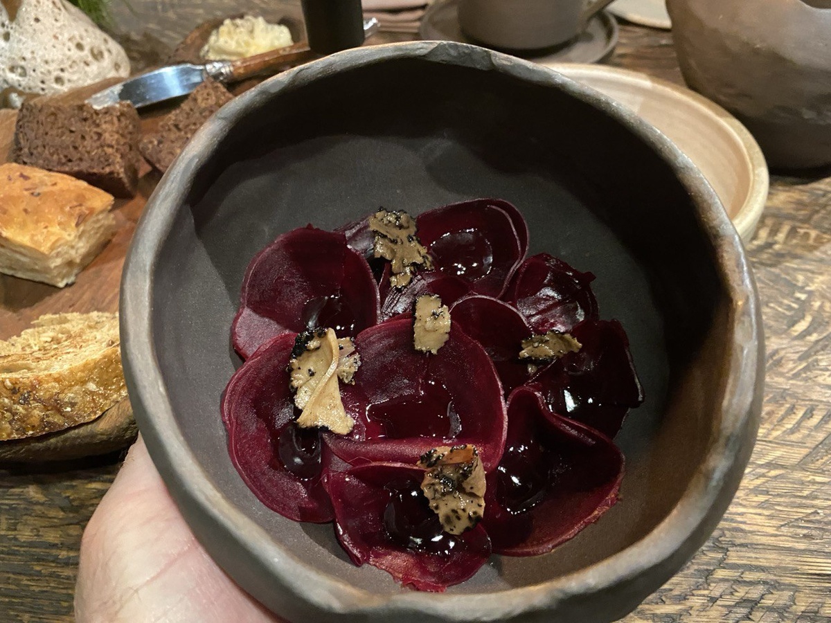 Тартар из оленя, копченая свекла, смородиновый крем, маринованный трюфель