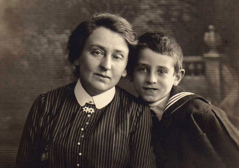 Василий Гроссман в детстве со своей матерью, Екатериной Савельевной (урожденной Витис).  Источник: rounb.ru