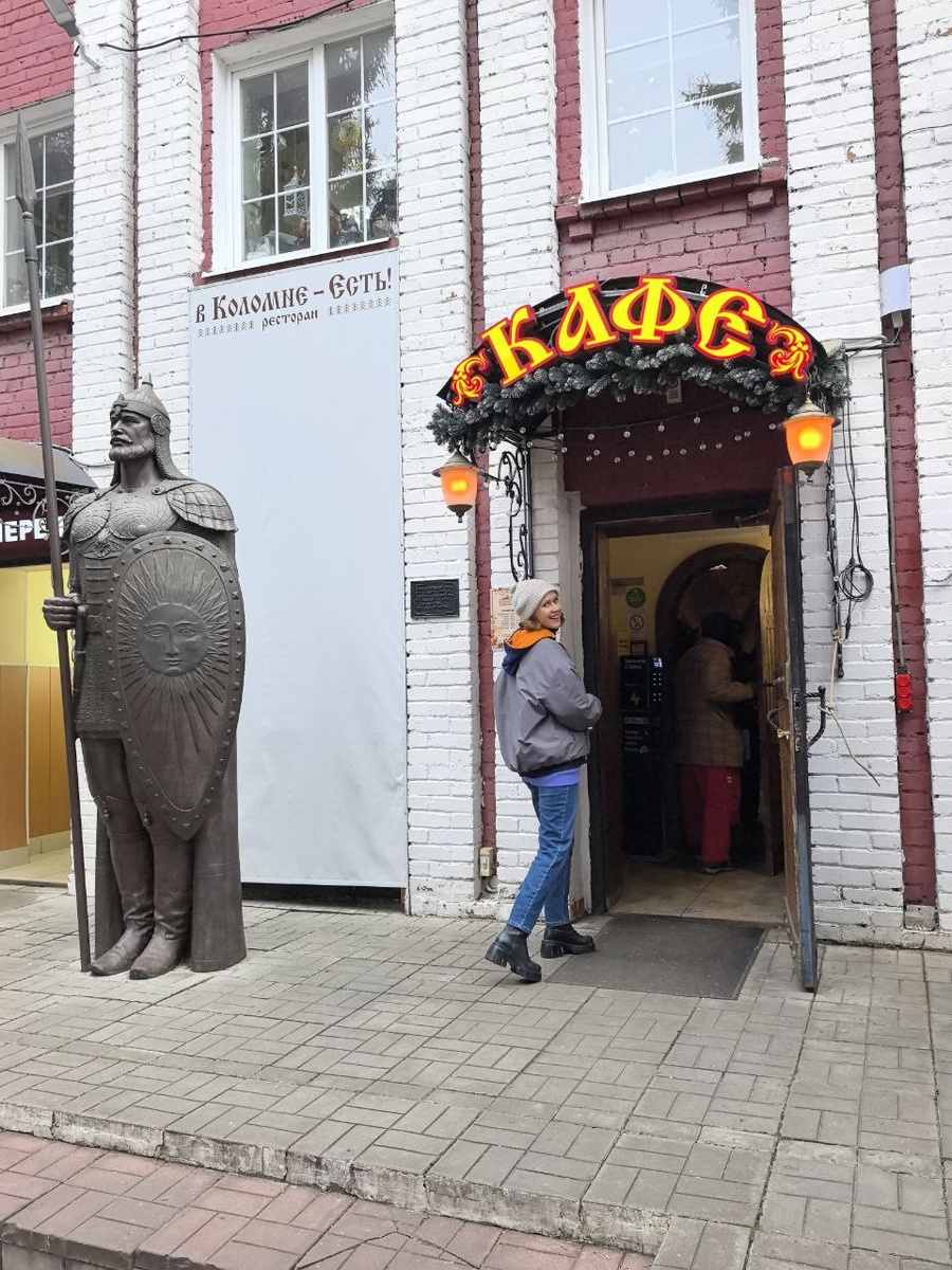 Вход в кафе