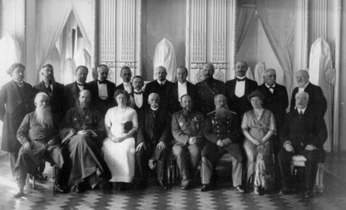 Семья Брусницыных с близкими. /Фото:photoarchive.spb.ru