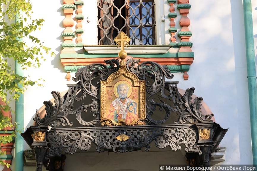 Москва. Икона святого Николая над входом церкви Николая Чудотворца, что в Хамовниках