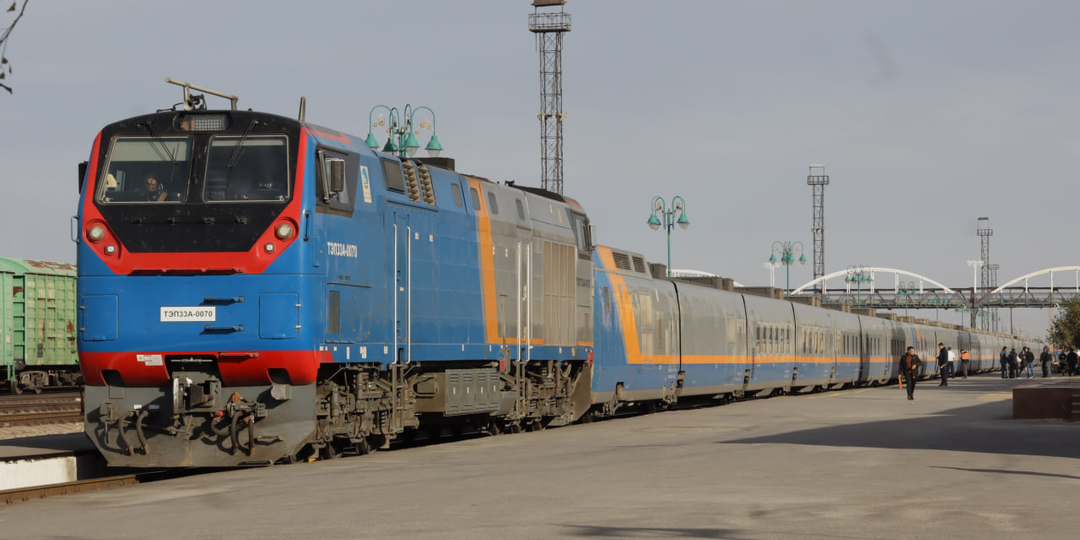 На поезде по Казахстану! Почему здесь стоит ездить по железной дороге, а не на самолёте или автобусе.