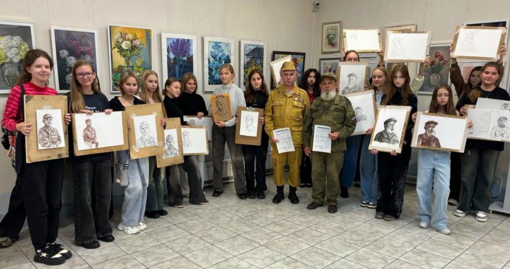 ЮНЫЕ ХУДОЖНИКИ САЯНОГОРСКА РИСУЮТ ПОРТРЕТЫ ВЕТЕРАНОВ