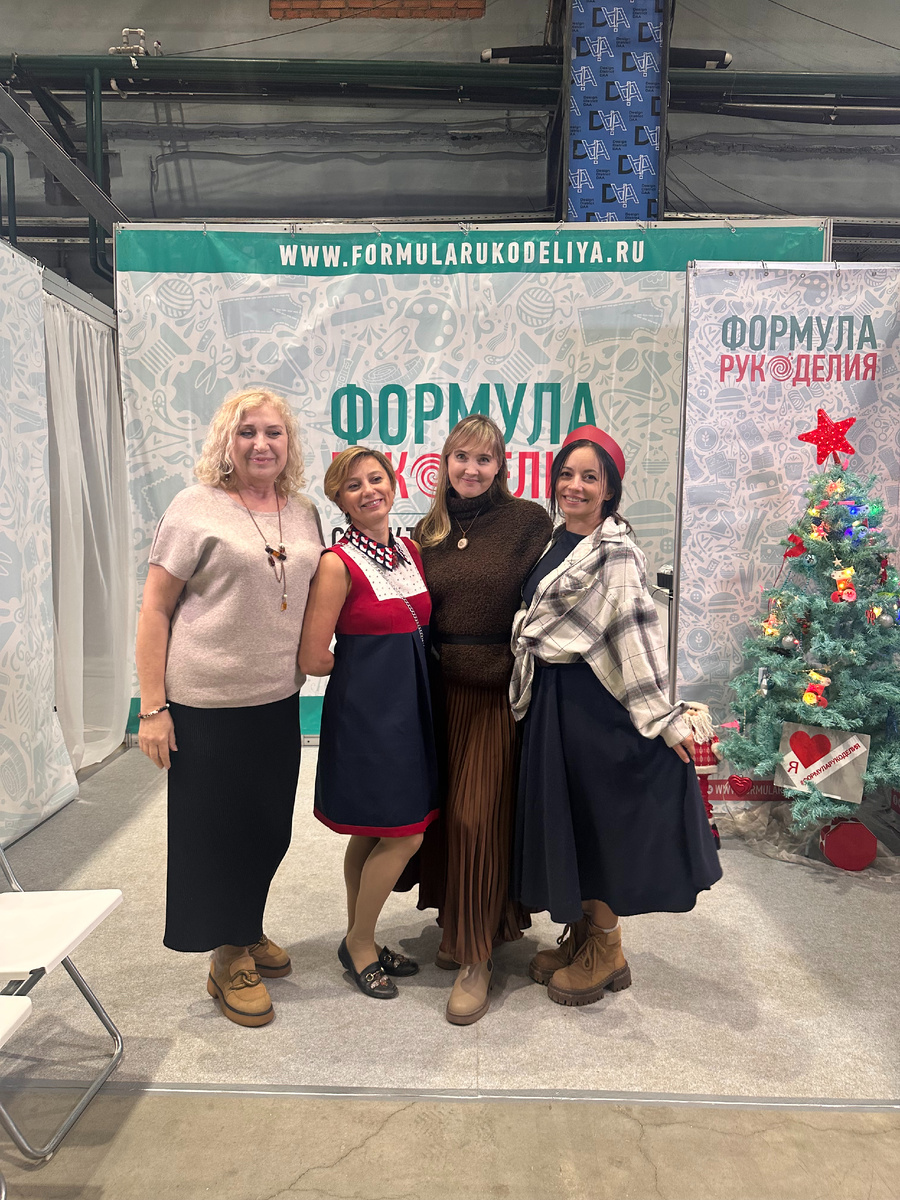 Элина Федянцева с участниками выставки