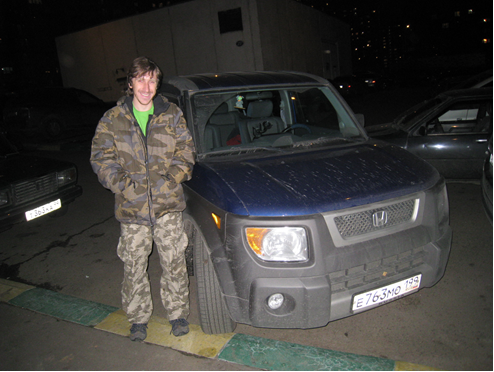 Сын приехал вовремя на своей американской машине и мы по ночной Москве рванули в аэропорт.