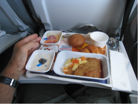 В самолете Люфтганзы  предложили неплохой завтрак, который оказался очень кстати и был со смаком мною схомячен.