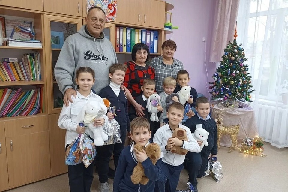    Детям передали мягкие игрушки и сладкие подарки, а педагогу – канцелярские принадлежности. Фото: администрация Апанасенковского округа.