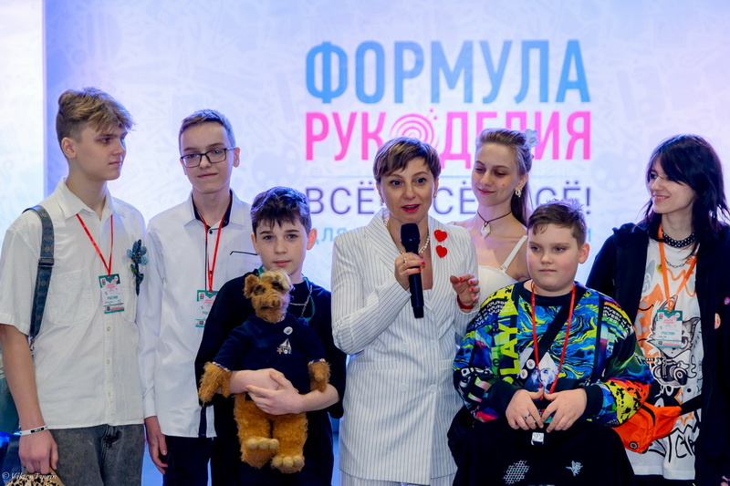 Элина Федянцева, создатель проекта "Формула Рукоделия" с участниками "Формулы юного мастера"
