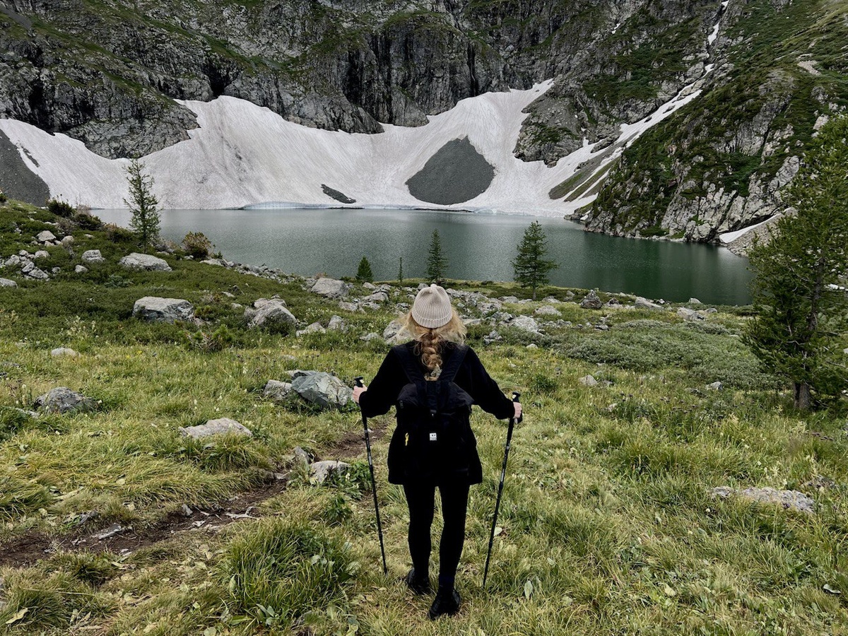 Идеальный момент: вы, горы, озеро и ни одного лишнего слова. Хотите так же? Теперь вы знаете, куда ехать