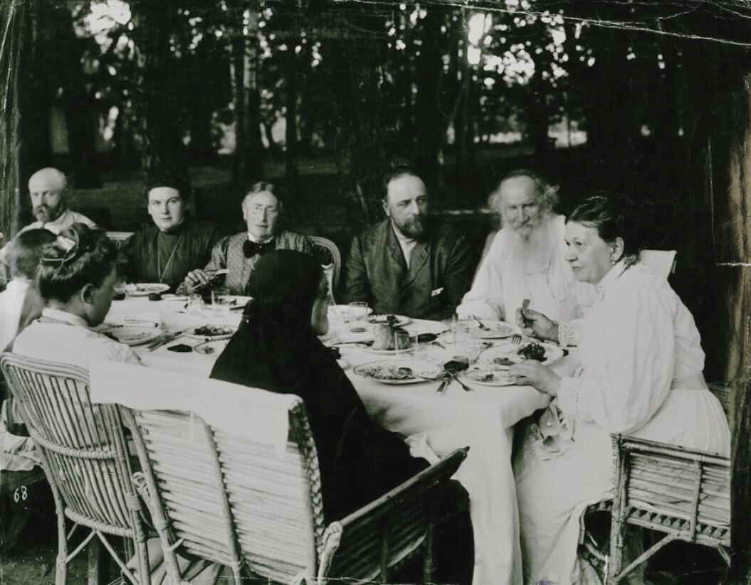 Лев Николаевич Толстой среди родных и гостей, 1908