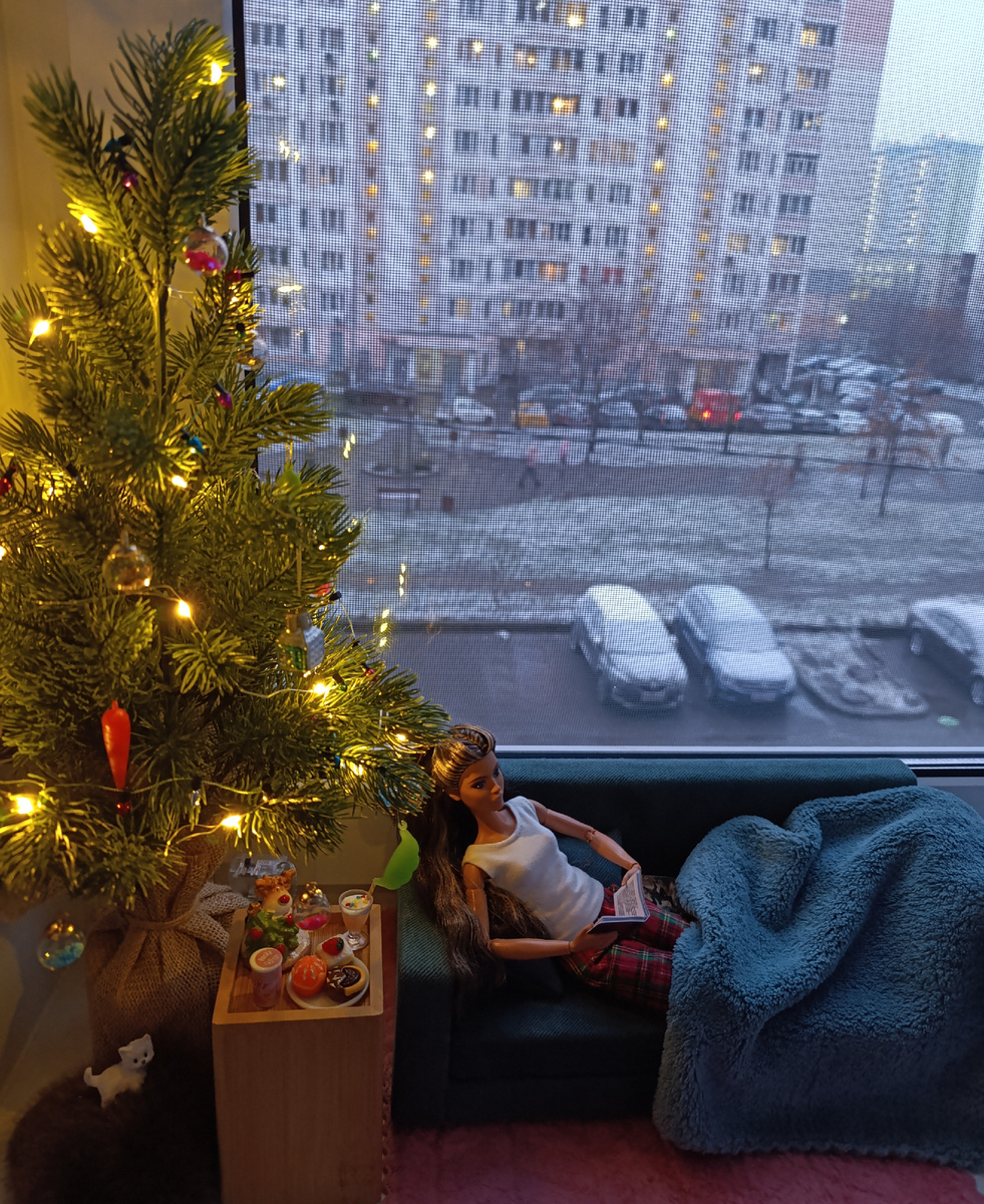 Айлин удобно устроилась на диванчике