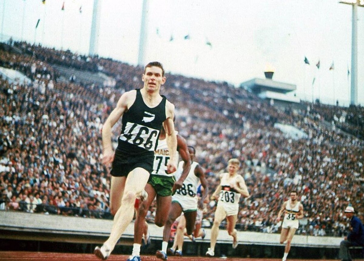 Питер Снелл #466 во время забега на 800 м на олимпийских играх в Токио 1964 год. Источник: https://www.nbcsports.com/
