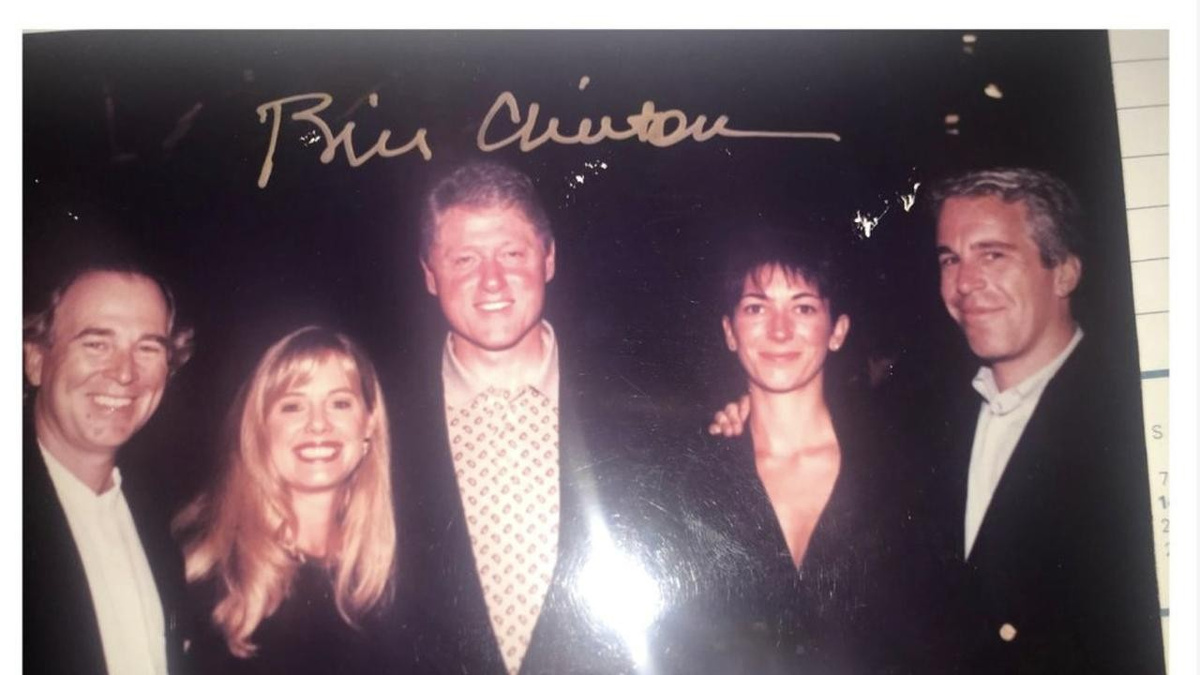     Билл Клинтон вместе с Джеффри Эпштейном и его помощницей Гислейн Максвелл, Палата представителей США