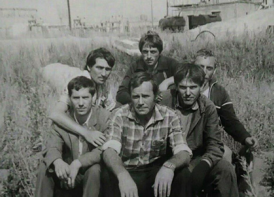 Во время перерыва в работе. Слева направо, первый ряд: Юрий Клопов, Виктор Инякин, Виктор Горбачев; за ними, втрой ряд: Александр Казуров, Александр Ивочкин и Александр Терин. Фото из личного архива Александра Ивочкина. 