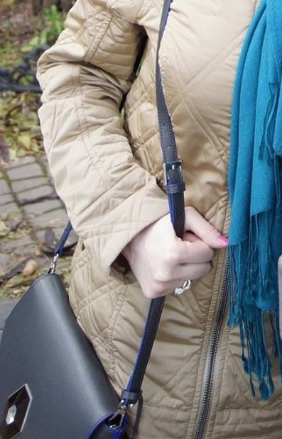 Плохая, плохая сумка - очень уж маленькая. Она бы такую не купила. Фу!