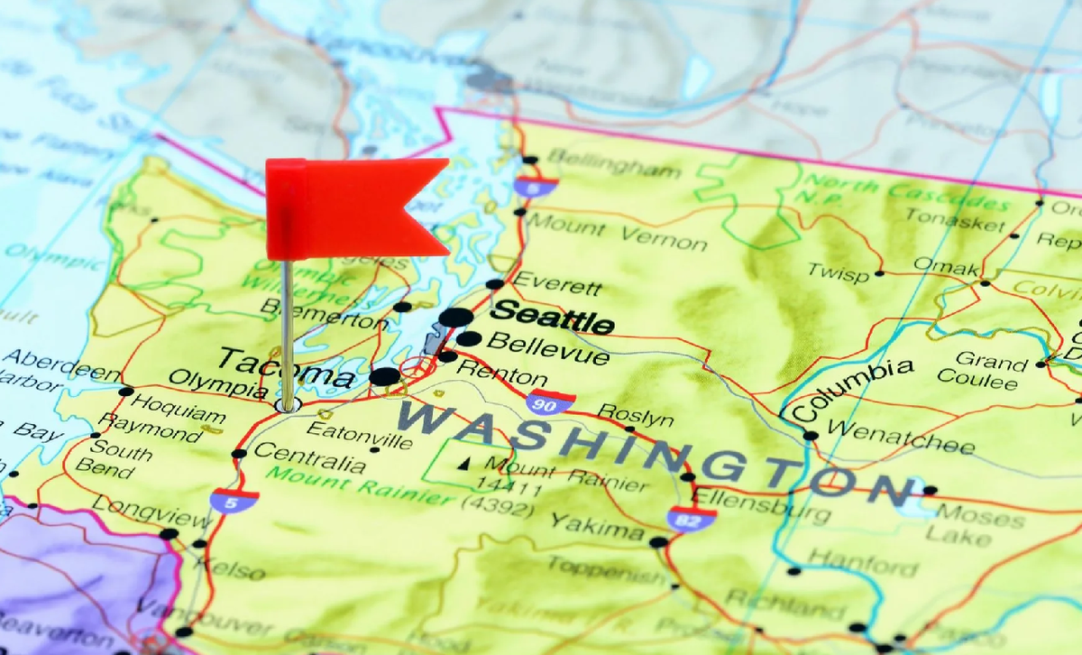 Самый крупные населённые пункты сосредоточены системы заливов Пьюджет и у Тихого океана. По центру проходит высокий горный хребет