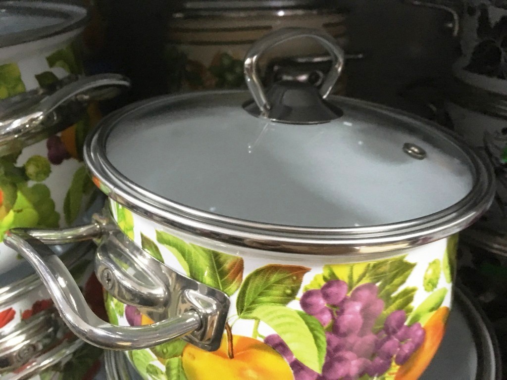 Кастрюля с рисунком, но ручки без прихватки не возьмёшь...