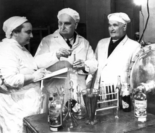 Лучшие химики Берии смешали всё грамм в грамм, но получили помои: секрет главного напитка СССР, который унес в могилу один старик