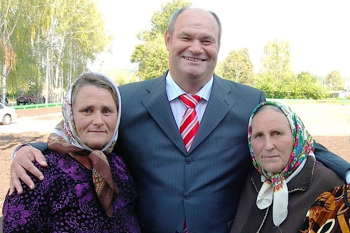 Василий Бочкарев при публичной замкнутости раскрывался особенно с жителями села 