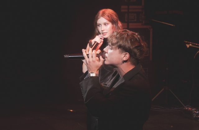    Ваня Дмитриенко и Анна Пересильд. Фото: пресс-служба благотворительного концерта «Галчонок»