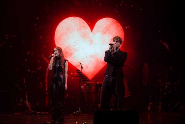    Анна Пересильд и Ваня Дмитриенко. Фото: пресс-служба благотворительного концерта «Галчонок»