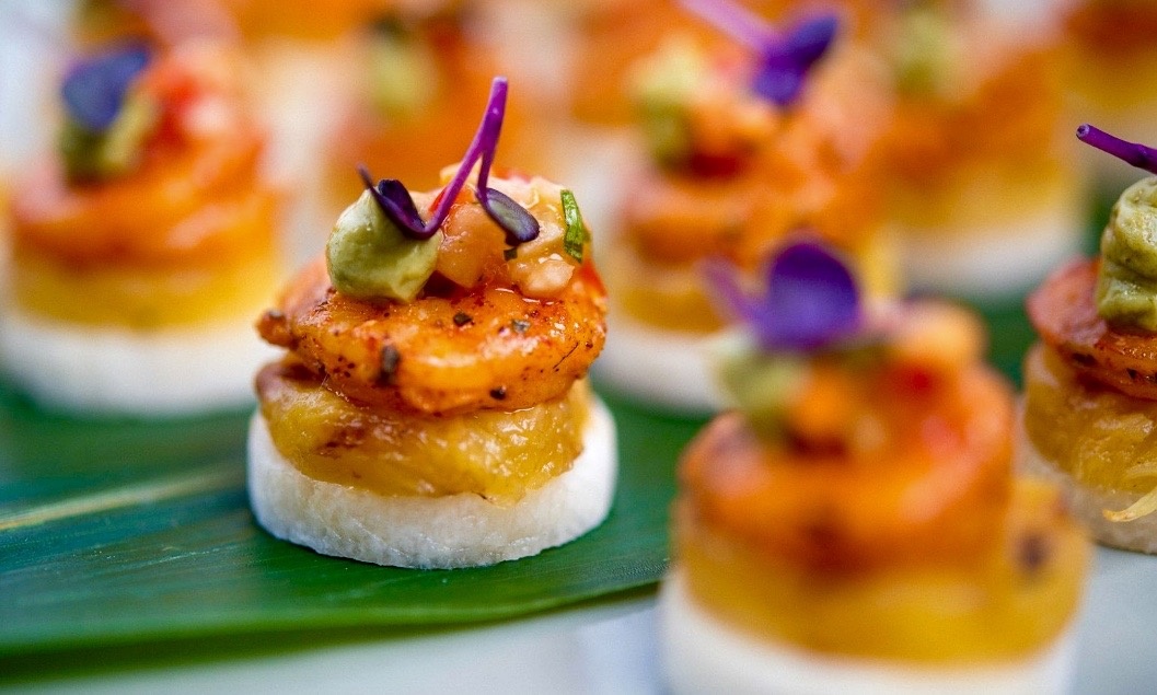 Креветки с запеченной хурмой под пикантным соусом.