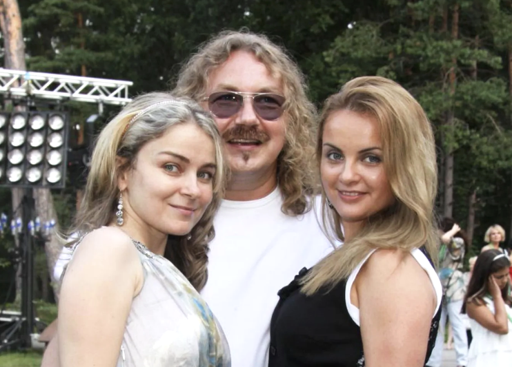 на фото Юлия Николаева с отцом и мачехой