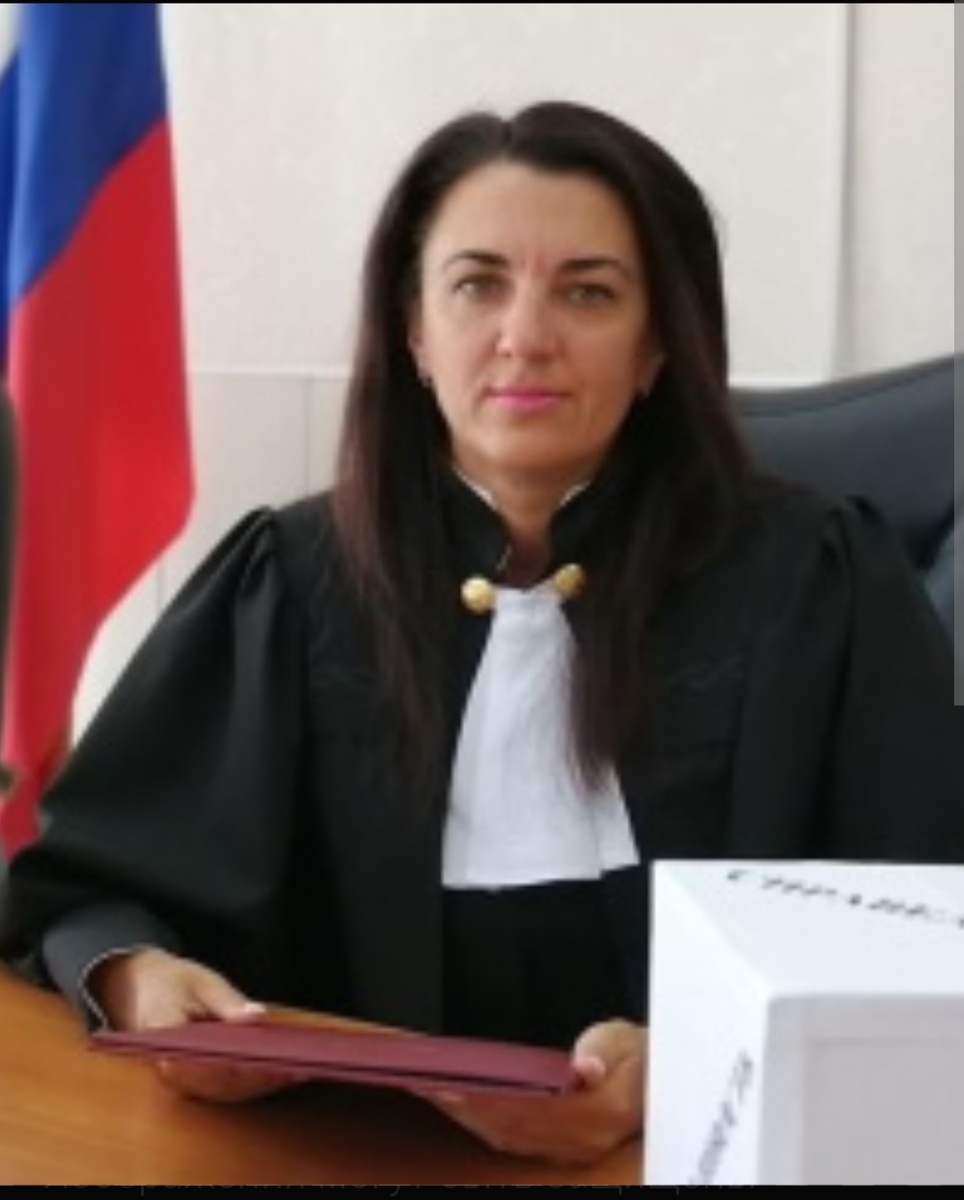 ну у нас о дрес-коде , и о том,что волосья то прибирать надо судььи то не слышали)))