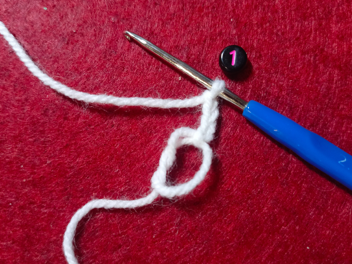 В петлю амигуруми провязываю 4 воздушные петли.