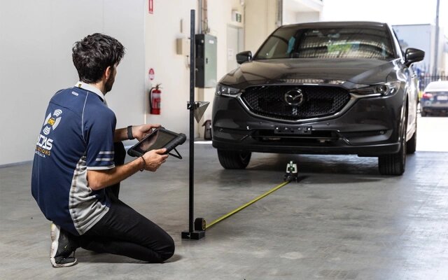 В обязательном порядке следует периодически проводить калибровку систем ADAS (Фото: Australian Automotive Aftermarket Association)