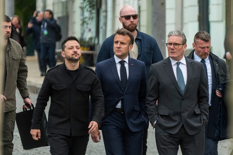    Гордо вышагивающий актёр, который играет роль и.о.президента Украины, всё ещё надеется на помощь Макрона и Стармера. Фото: paparazzza/Shutterstock