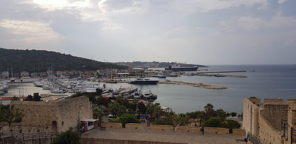 Сейчас в Чешме заходят круизные лайнеры и парусные яхты, а когда-то в этой бухте шли ожесточённые морские бои