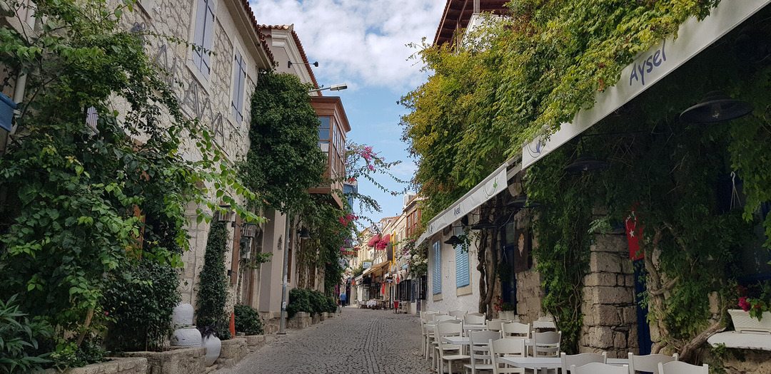 Много ветра, каменные дома и винодельни европейского уровня: малоизведанные эгейские курорты Турции