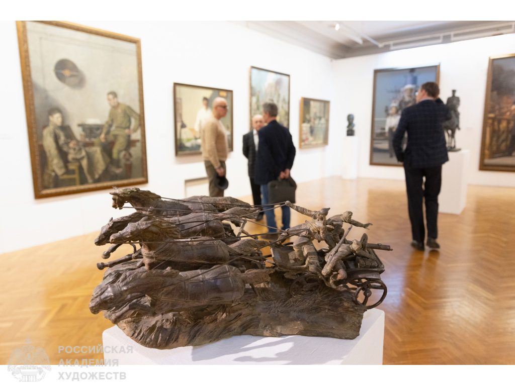 Гости выставки «Защитникам Отчизны» в Музейно-выставочном комплексе Российской академии художеств (Москва, Пречистенка, 19). Фото: Виктор Берёзкин, пресс-служба РАХ. 2025