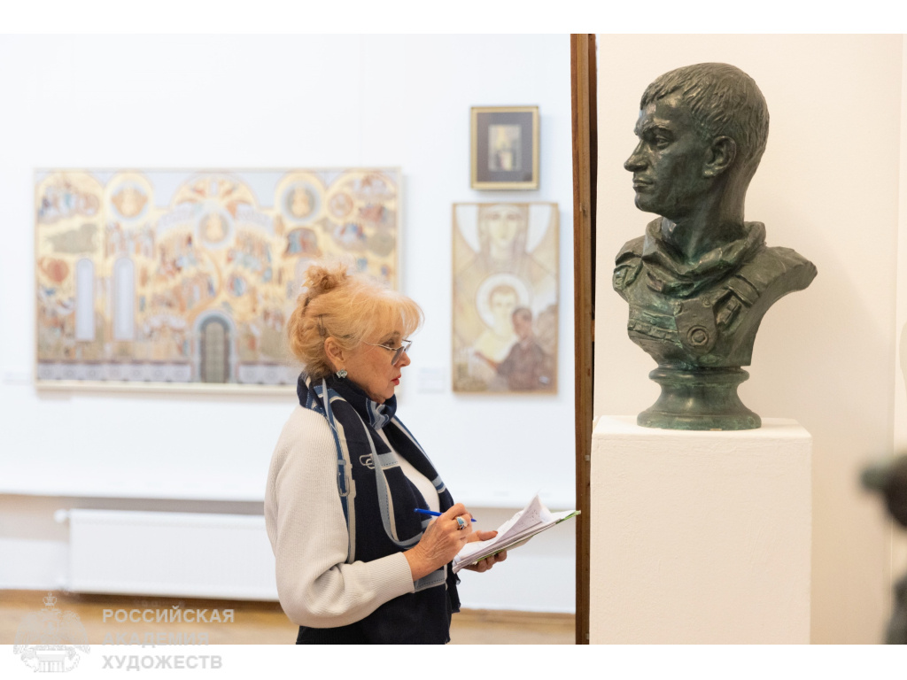 Гости выставки «Защитникам Отчизны» в Музейно-выставочном комплексе Российской академии художеств (Москва, Пречистенка, 19). Фото: Виктор Берёзкин, пресс-служба РАХ. 2025