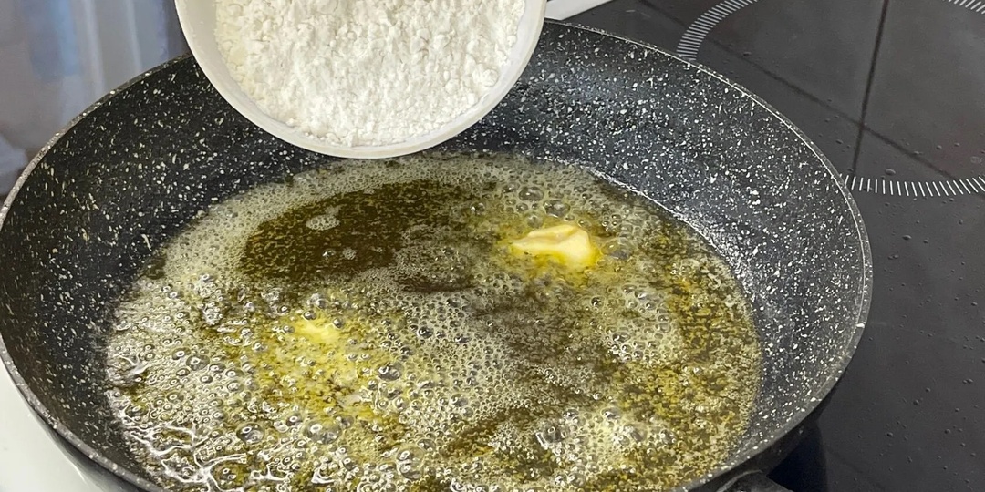 Бросаю муку в кипящее масло. Получается настоящий деликатес за копейки