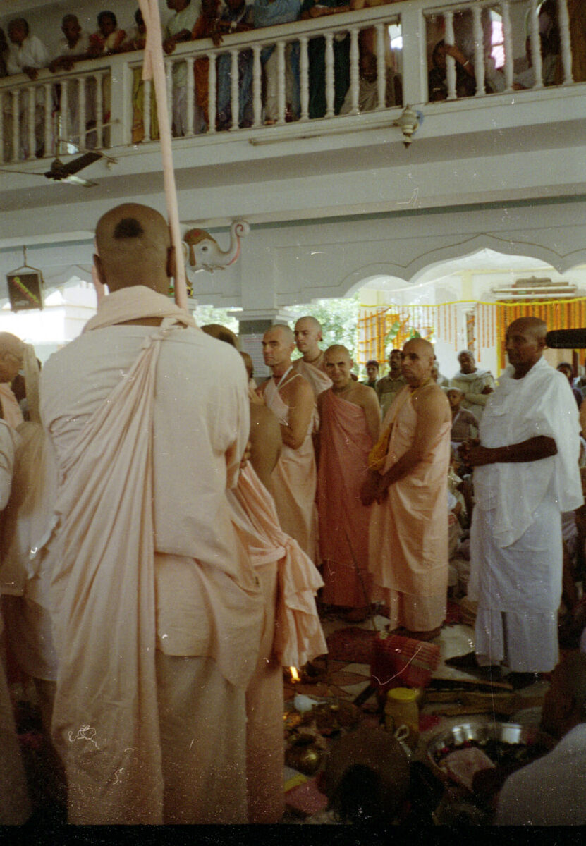 Девананда Гаудия Матх, Навадвипа 2003 год, церемония посвещения в саньяси. Третий справа на фото Анатакришна прабху, уже получил новое имя Бхактиведанта Радханти Махарадж.